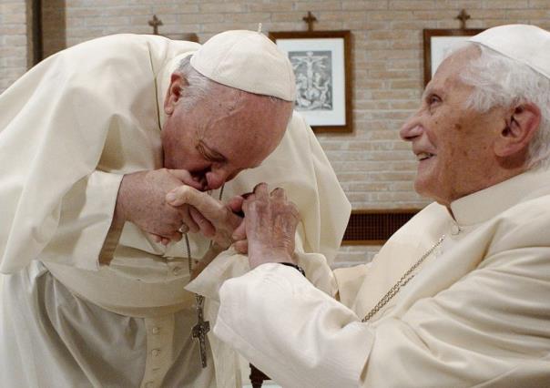 Recuerda el Papa Francisco a Benedicto XVI en su primer aniversario luctuoso