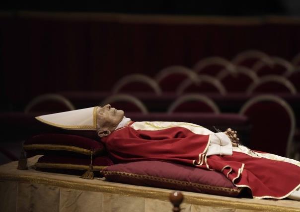 Papa Francisco rinde tributo a Benedicto XVI en aniversario de muerte