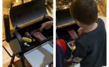 Niños de Monterrey se vuelven virales con asador de juguete en TikTok (VIDEO)