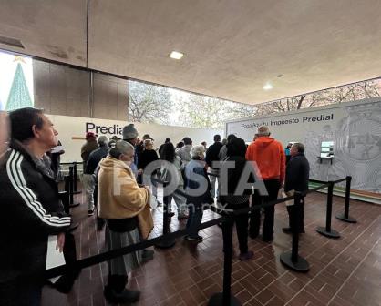 Acuden ciudadanos a pagar predial en primer día del 2024