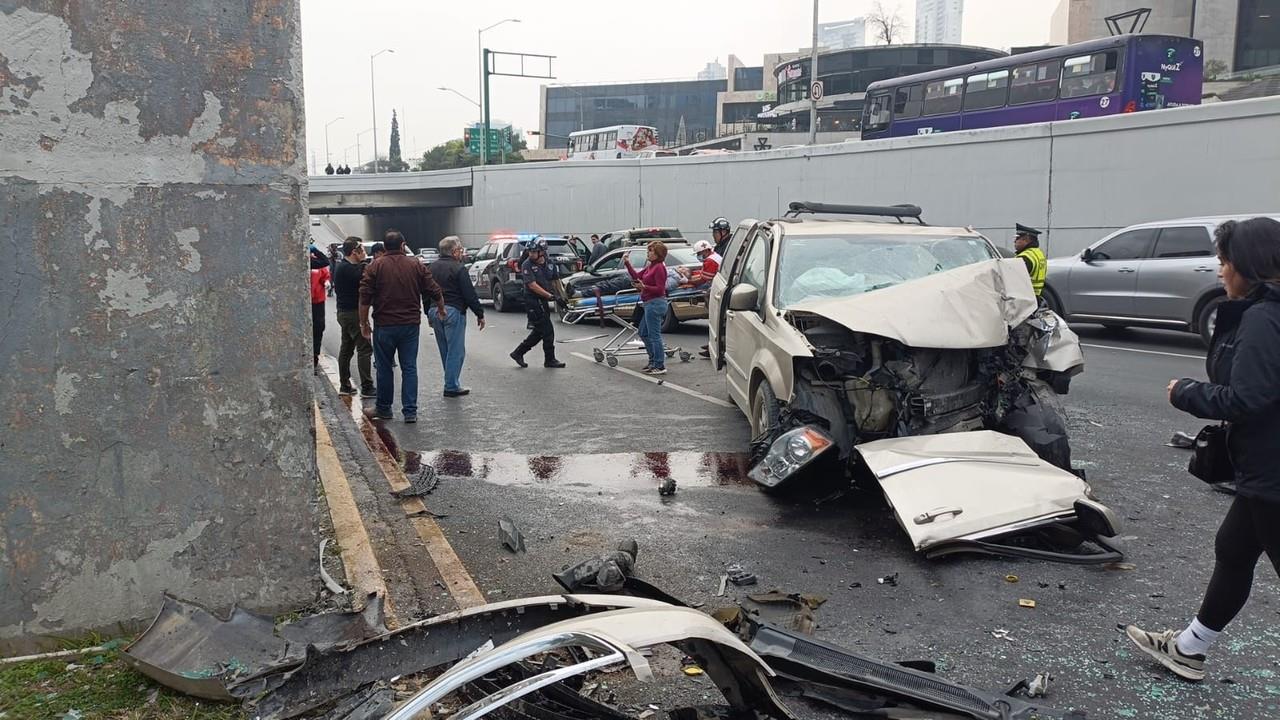 La vialidad se vio colapsada durante varias horas debido a que tres carriles en dirección hacia el poniente en la avenida Lázaro Cárdenas fueron cerrados, solo el carril derecho permaneció abierto a la circulación. Foto: Captura de pantalla