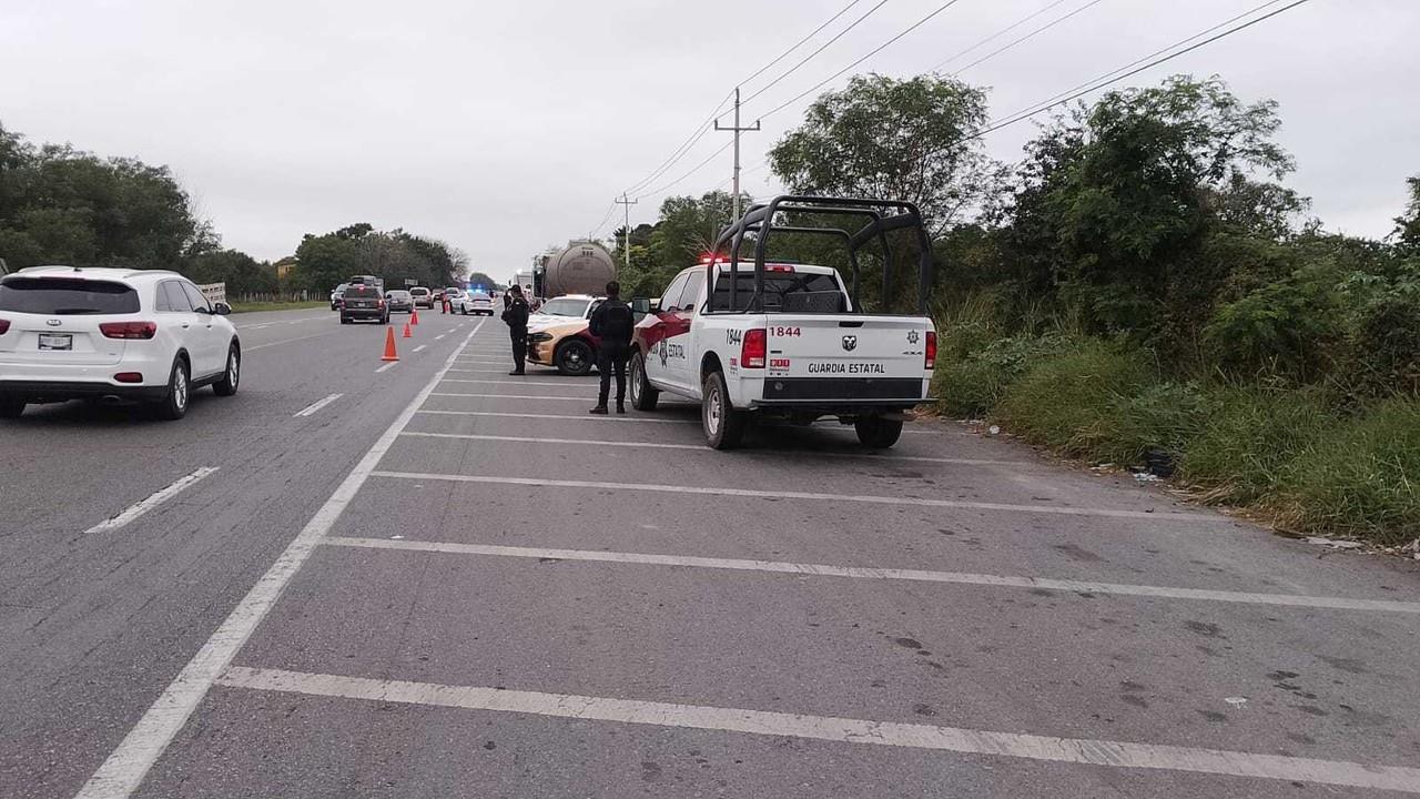 Desprendimiento y derrame de pipa de turbosina en Carretera Federal 85