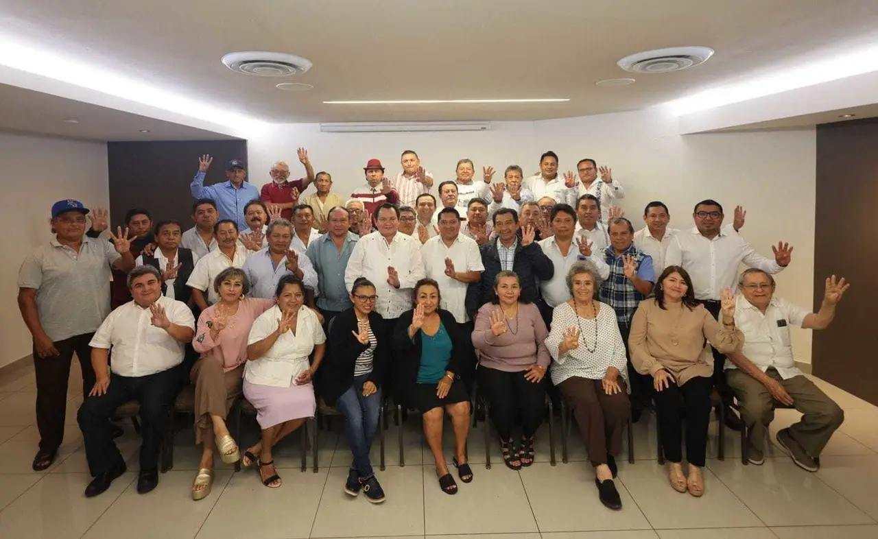 Más de 40 exalcaldes quienes militaron en el PAN participaron en una reunión con Joaquín Díaz Mena.- Foto de Morena Yucatán