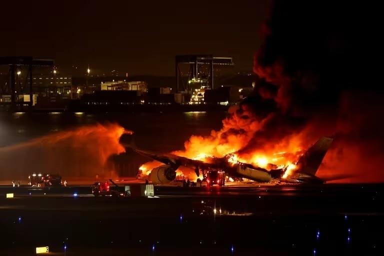 El avión de Japan Airlines quedó completamente incendiado tras el incidente, muy a pesar de que los bomberos en pista buscaron apagar las llamas. Fuente: Reuters