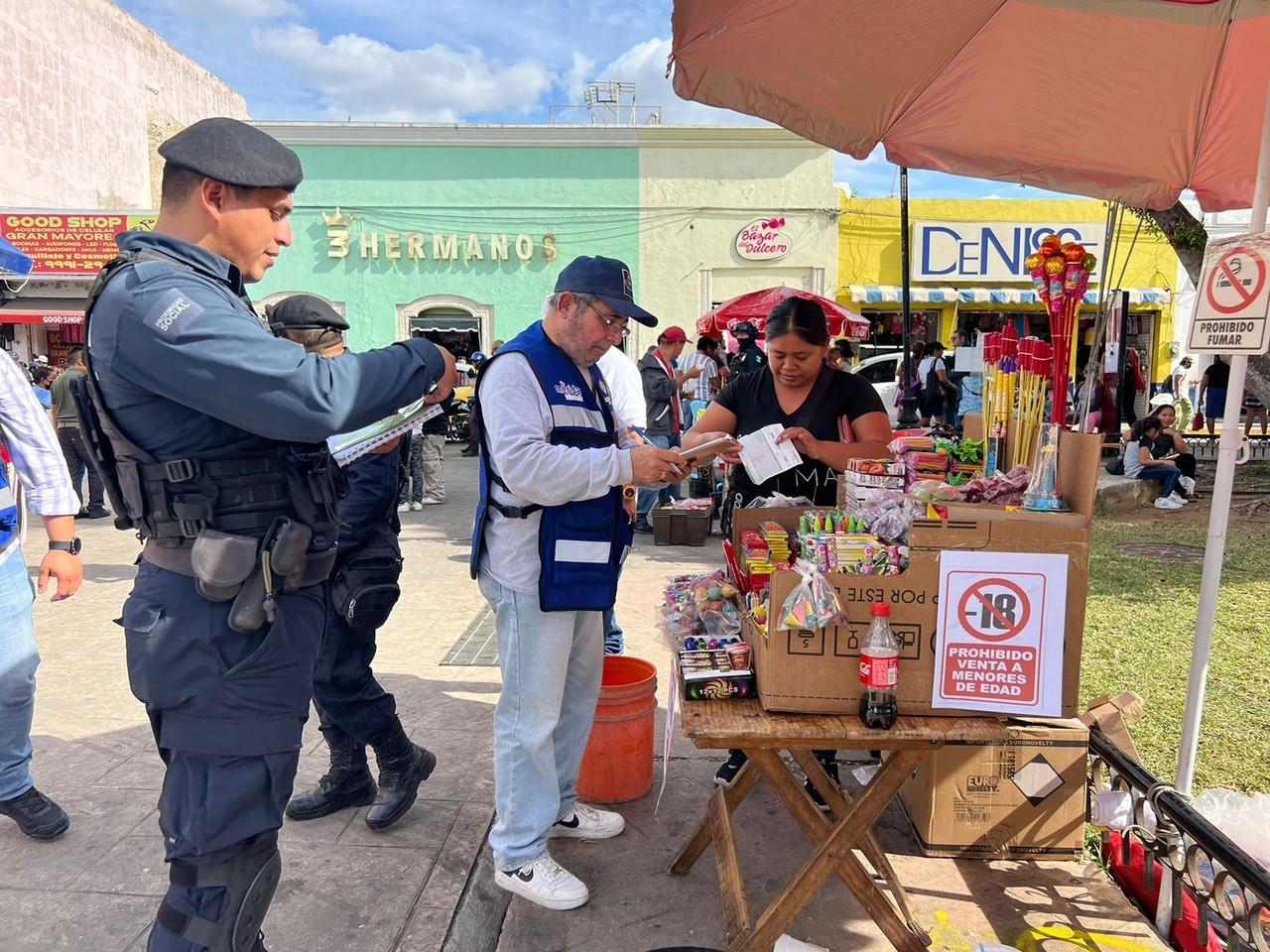 Agentes de la gobernación del Ayuntamiento de Mérida, en operativos para la regulación de la venta de pirotecnia en Mérida. Foto: Irving Gil