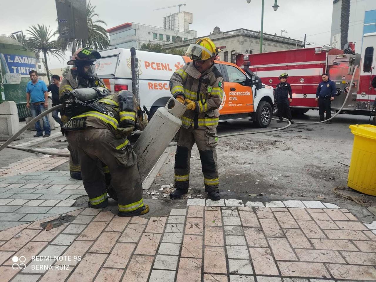 Controlan incendio en restaurante de pozole de centro de Monterrey