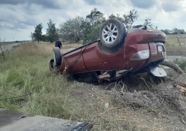 Vuelca familia en la carretera Mante González