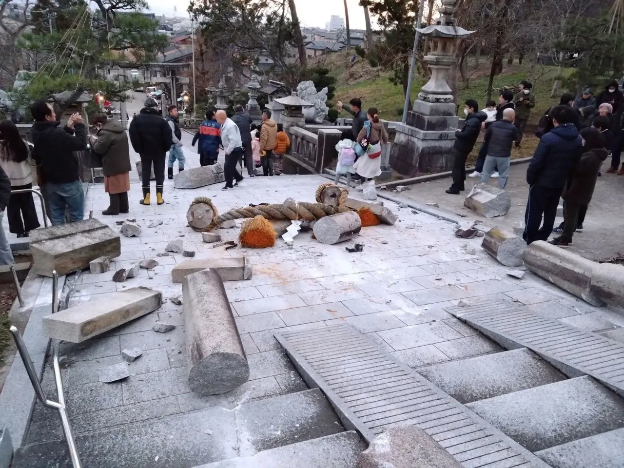 El portavoz del gobierno, Yoshimasa Hayashi, señaló seis casos de personas que estaban en edificios derrumbados en la zona de Ishikawa. Foto: AP.