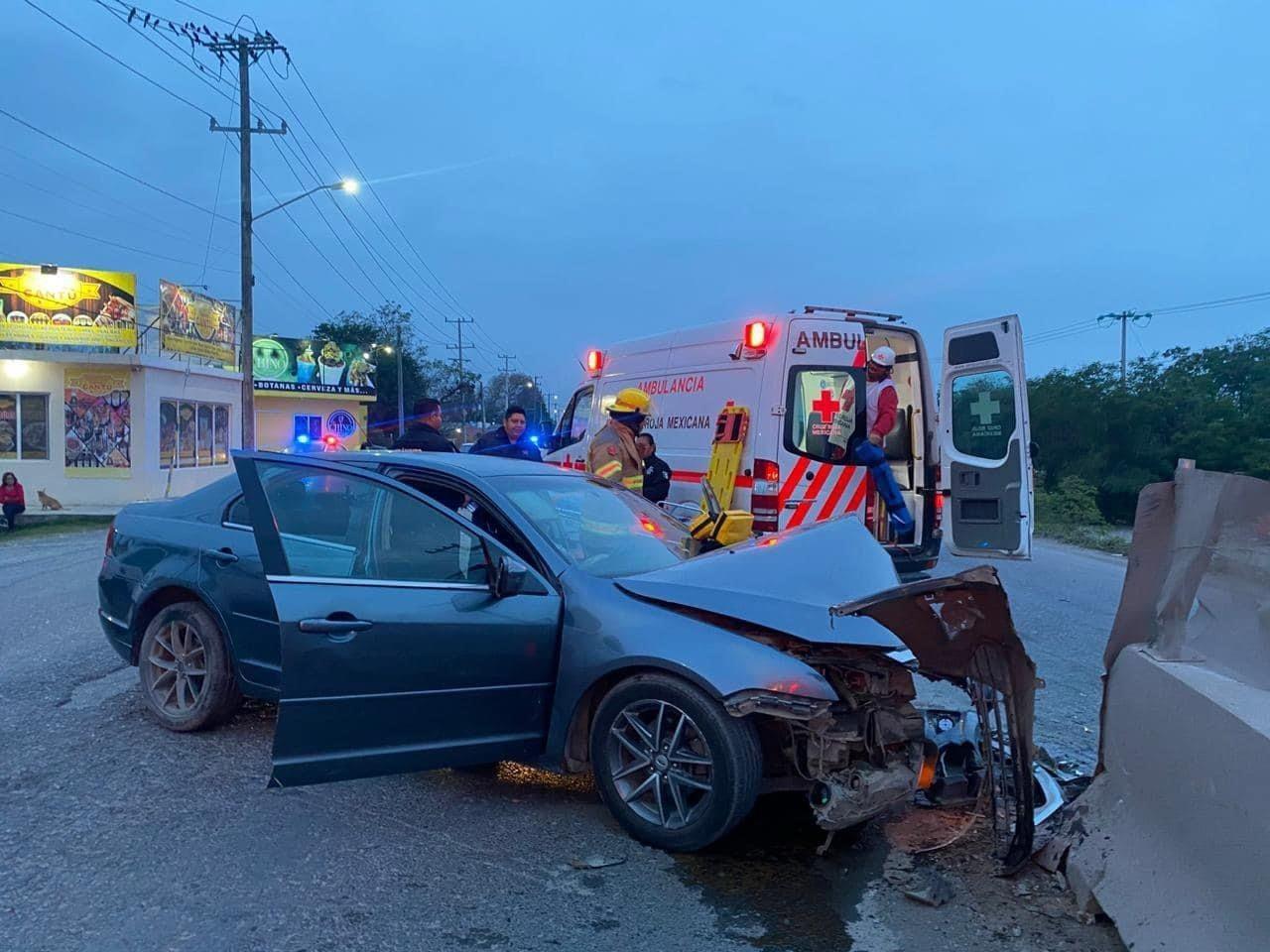 Al arribo de los paramédicos encontraron el auto Fusión verde con placas de Texas, que se impactó contra el muro de contención. Foto: Raymundo Elizalde.