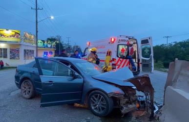 Choque de auto contra muro deja un herido en Linares