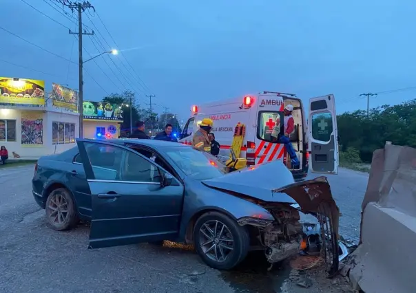 Choque de auto contra muro deja un herido en Linares