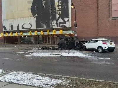 La escena se desató cuando una Ford Expedition aceleró hacia la multitud que abandonaba el espectáculo de Nochevieja de un grupo musical. Foto: AP.