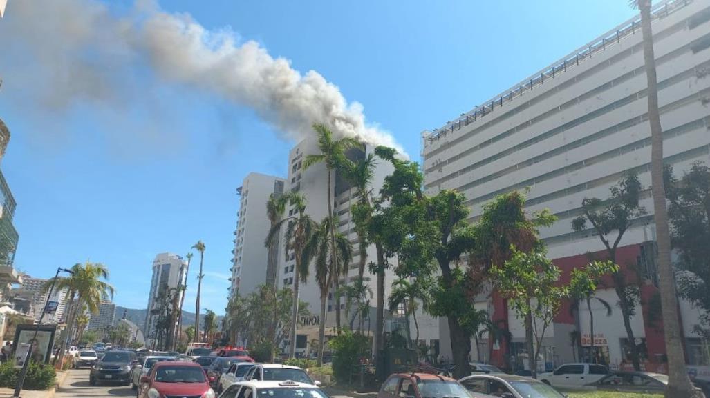 Se incendia Hotel Emporio en Acapulco, bomberos controlan el siniestro