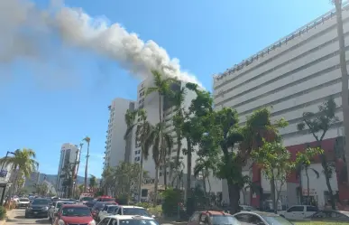 Se incendia Hotel Emporio en Acapulco, bomberos controlan el siniestro