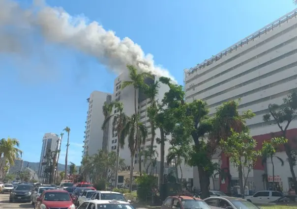 Se incendia Hotel Emporio en Acapulco, bomberos controlan el siniestro