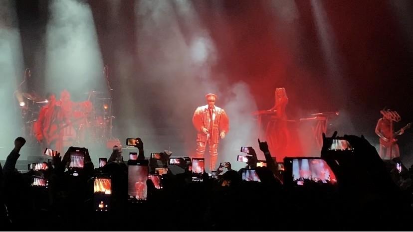 Tanto Till Lindemann como su banda de apoyo lucieron trajes provocadores y llamativos durante el show. Fotos. Arturo González