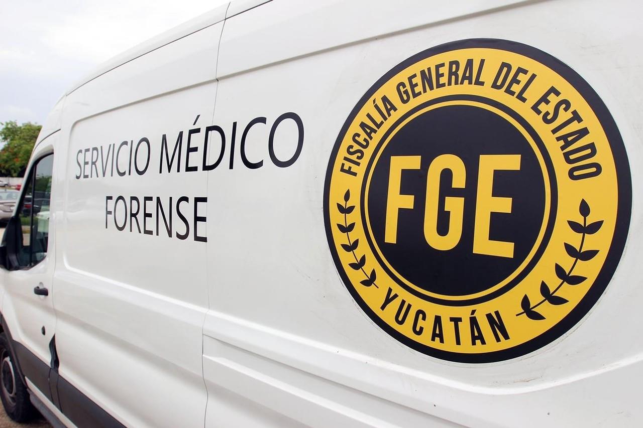 Los Servicios Médicos Forenses llegaron al lugar de los hechos para investigar la muerte de la mujer Foto: FGE