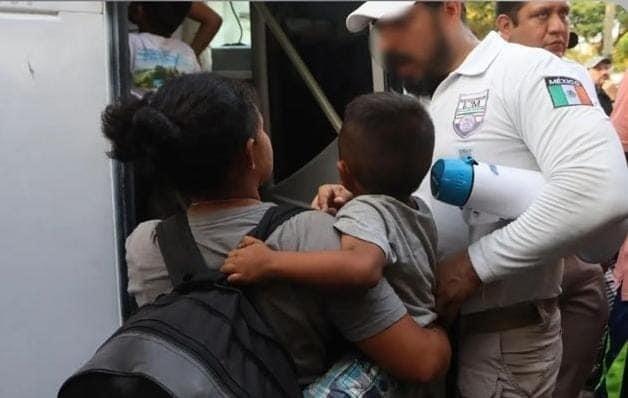 Luis Rey García Villagrán, activista del Centro de Dignificación Humana (CDH), quien acompaña a este éxodo, comunicó que entrarán en un proceso y serán llevados a la Ciudad de México. Foto: INM.