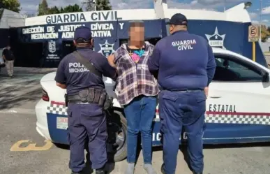 Se pasea hombre por calles de Michoacán con cabeza humana