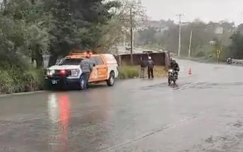 Afortunadamente, no se reportaron personas lesionadas en este incidente vial que ocurrió en Cadereyta Jiménez. Foto: Protección Civil de Nuevo León.