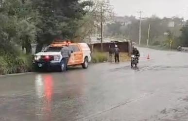 Volcadura de camión obstruye vialidad en Cadereyta