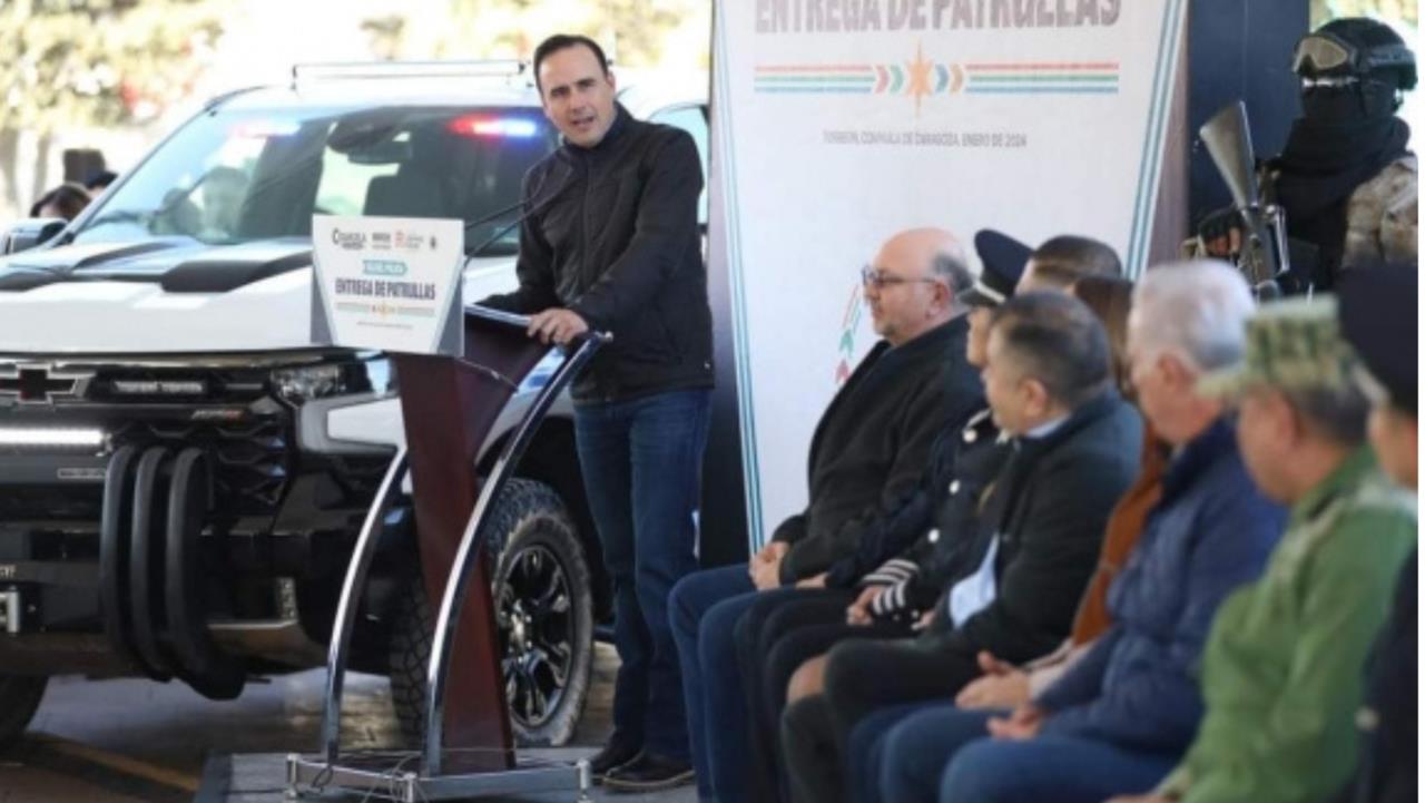 El gobernador de Coahuila, Manolo Jiménez Salinas realizó la entrega de nuevas patrullas policiales en Torreón, Coahuila / Foto: Gobierno del Estado de Coahuila