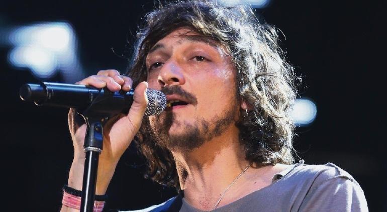 León Larregui denuncia en redes sociales que fue golpeado en un antro de París