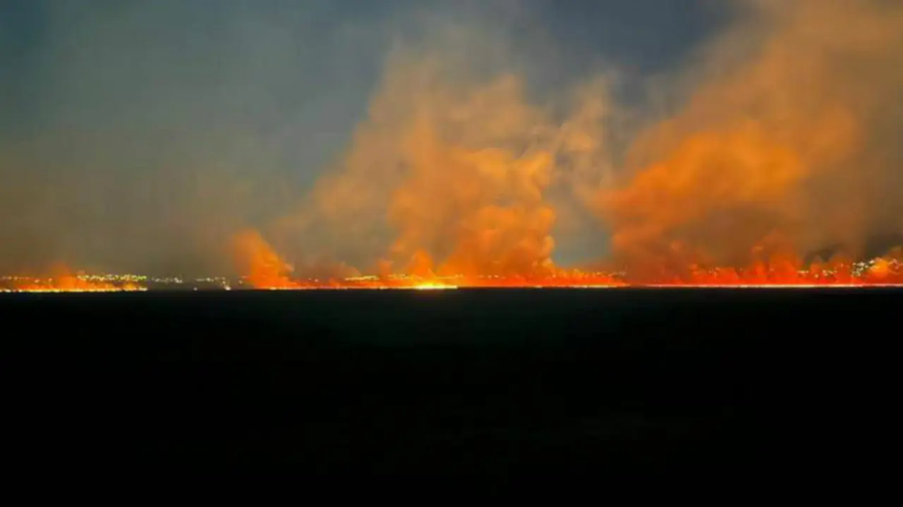 El fuego se reavivo por la noche de este 4 de enero. Foto: Cortesía