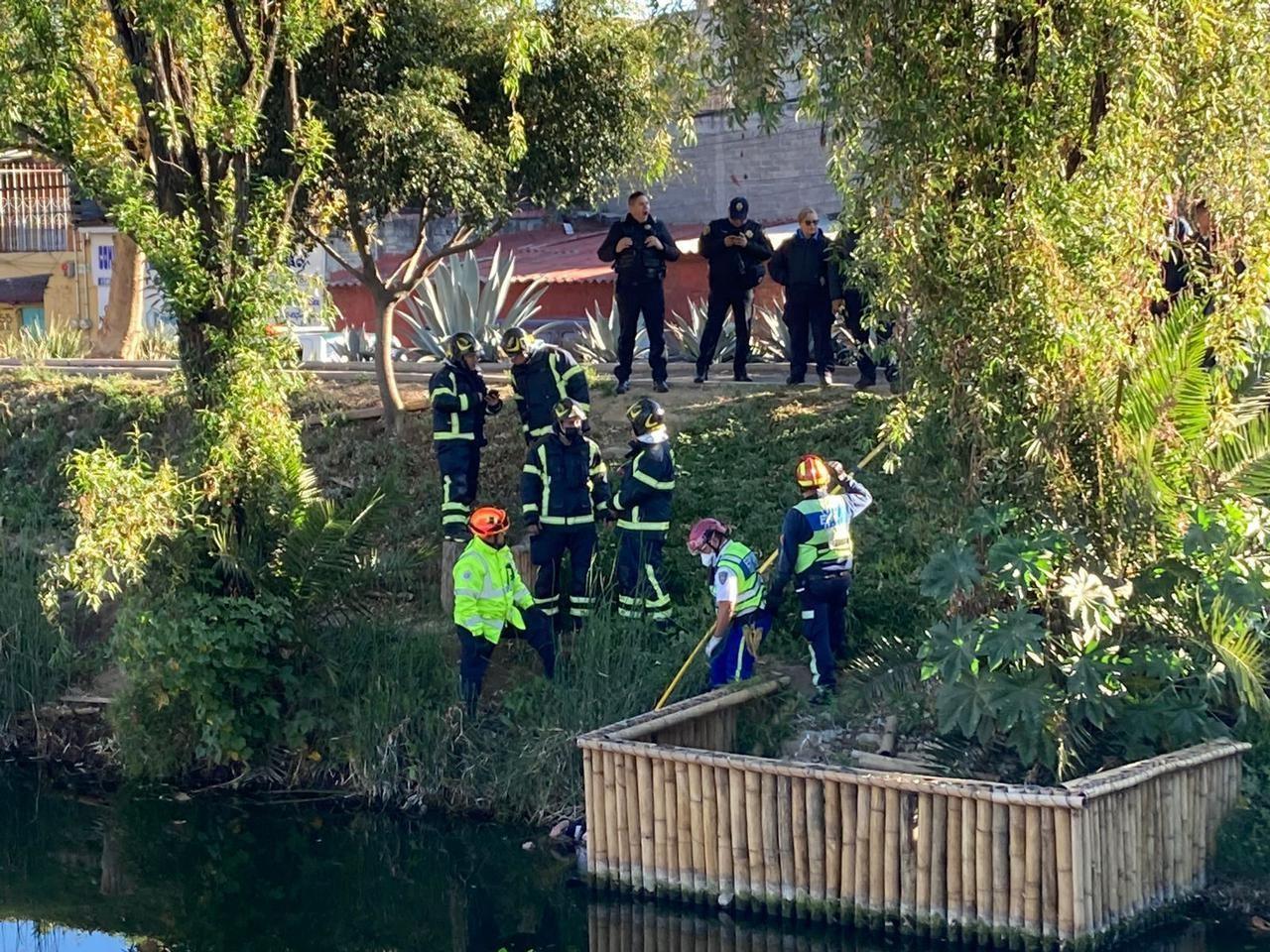 Localizan cadáver en canal de Iztapalapa, autoridades indagan el móvil. Foto y video: Ramón Ramírez