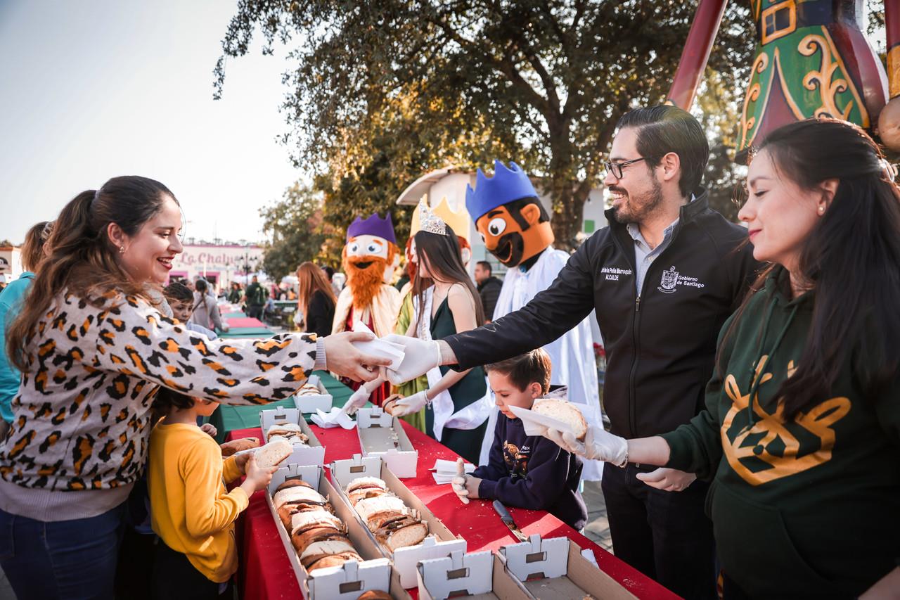 Compartiendo la alegría de una Rosca de Reyes gigante en Santiago