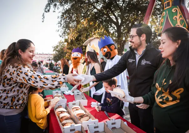 Compartiendo la alegría de una Rosca de Reyes gigante en Santiago