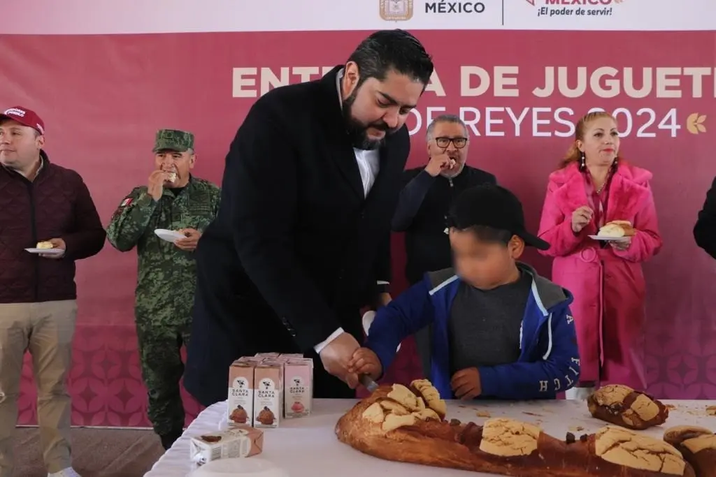 Con juguetes y rosca, adelantan el Día de Reyes a los niños en Texcaltitlán. Foto: SSEM