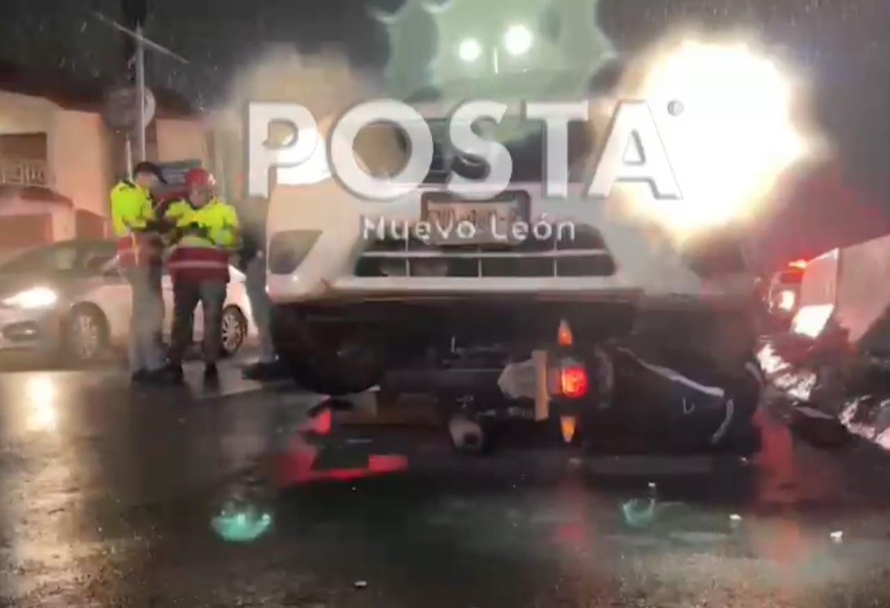 Presuntamente el motociclista derrapa y posteriormente es arrollado así como arrastrado aproximadamente 15 metros por un vehículo. Foto: Raymundo Elizalde.