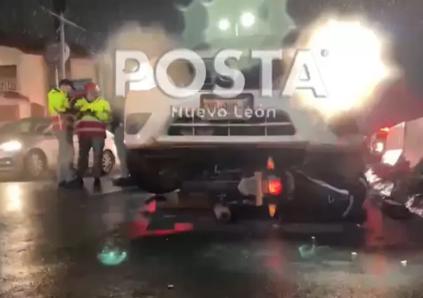 Rescatan a motociclista que fue arrollado en Monterrey