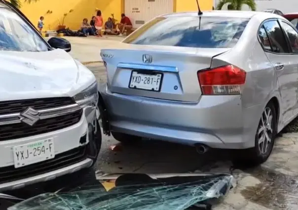 Fuerte choque entre un camión de transporte público y una camioneta en Mérida