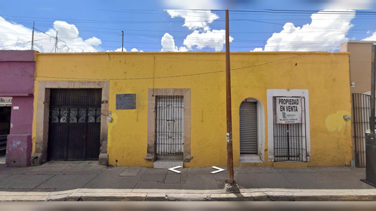 La placa conmemorativa, que identifica la importancia histórica de la casa, será reinstalada una vez finalizada la restauración. Foto: Google LLC