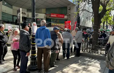 Se forman largas filas para cobro de pensiones en Banco del Bienestar