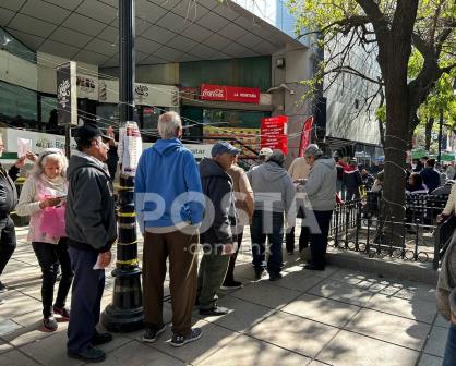 Se forman largas filas para cobro de pensiones en Banco del Bienestar