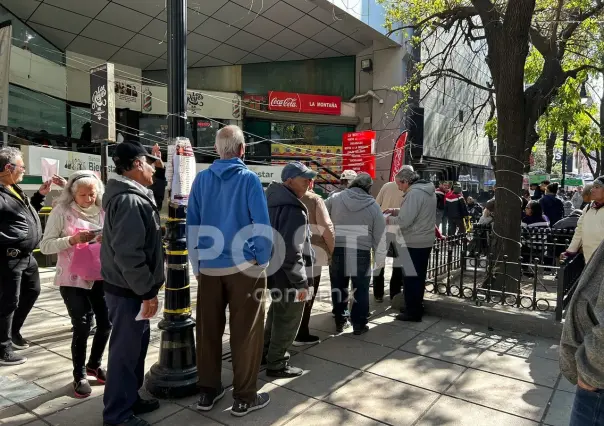 Se forman largas filas para cobro de pensiones en Banco del Bienestar