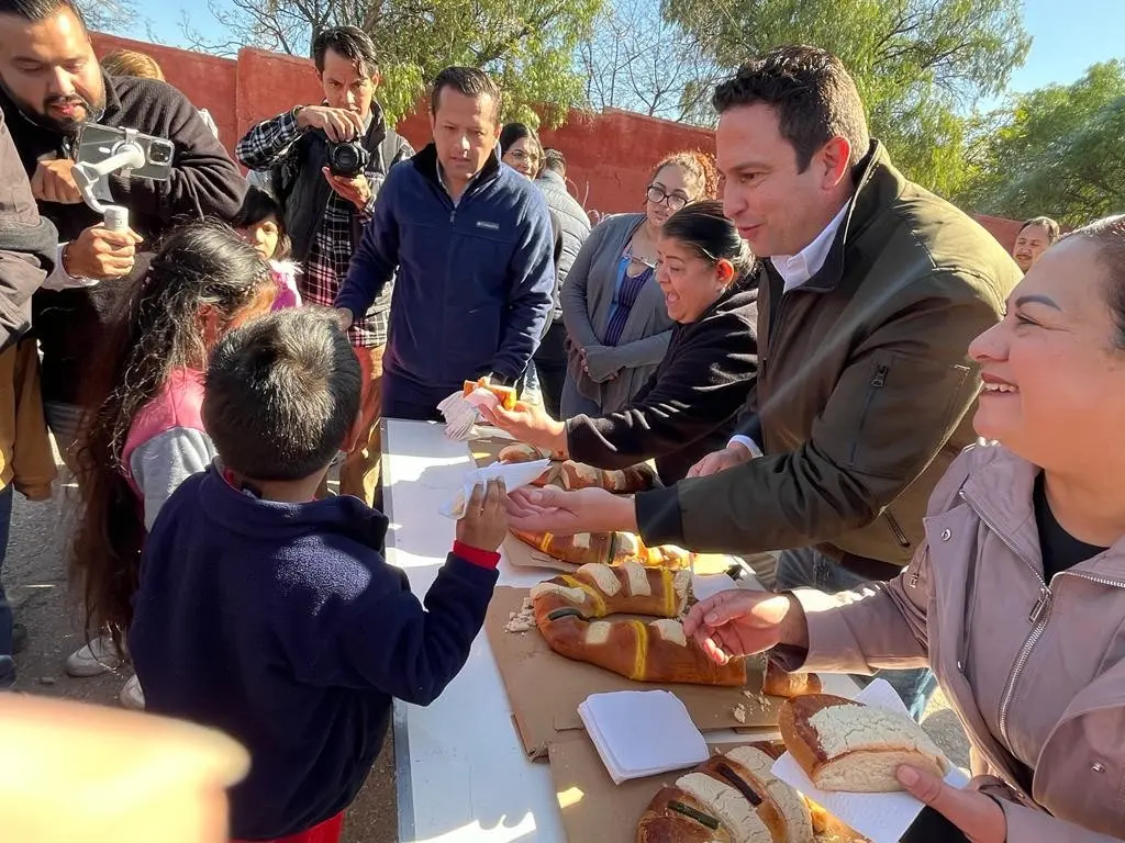 Comparte Javier Díaz rosca de Reyes en la colonia Amistad en Saltillo