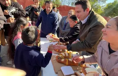 Comparte Javier Díaz rosca de Reyes en la colonia Amistad en Saltillo