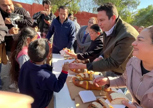 Comparte Javier Díaz rosca de Reyes en la colonia Amistad en Saltillo