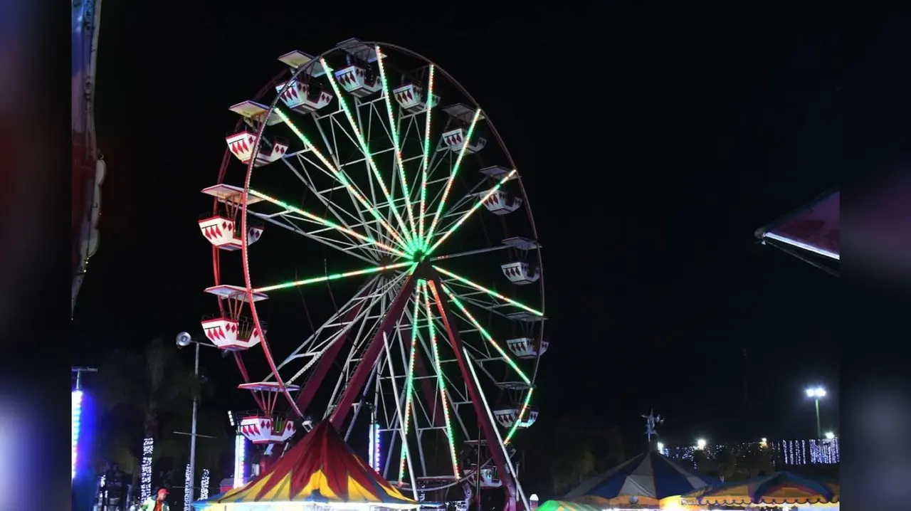 Los juegos mecánicos de Espectaculares García están disponibles durante la actual Feria Navideña. Foto: Facebook Espectaculares García.