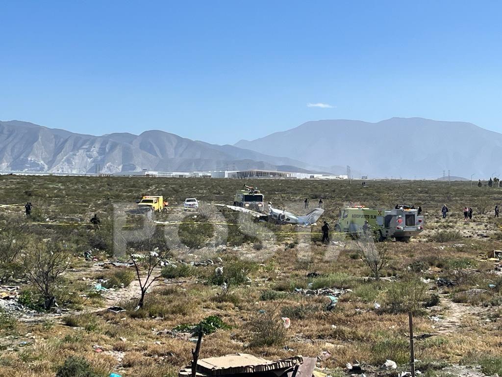 La avioneta quedó a unos metros de llegar a la pista de Plan de Guadalupe, aeropuerto que se puede apreciar al fondo de la imagen. Fuente: Marco Juárez/POSTA Coahuila