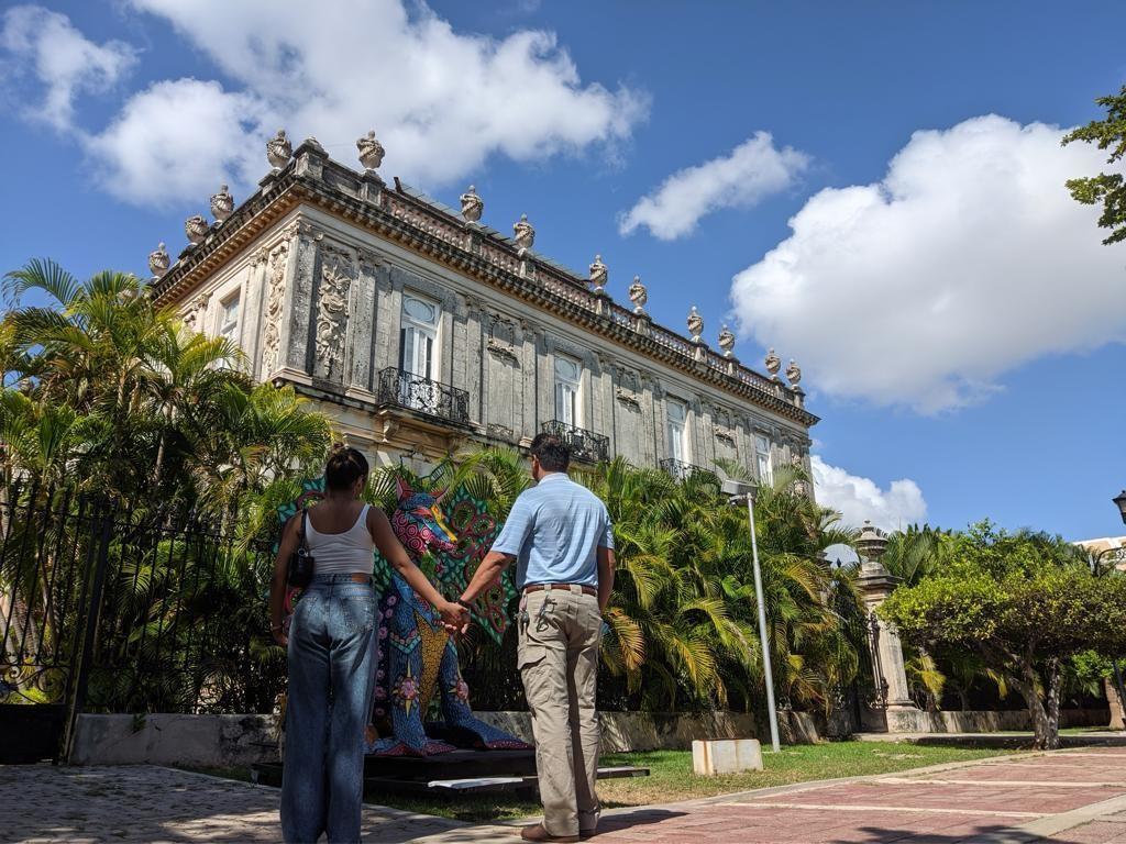 Turistas recorriendo Paseo de Montejo, Mérida Yucatán. Foto: Peter Cupil