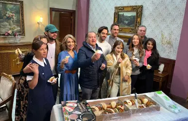 Elenco de Vivir de Amor se reúne para partir la tradicional Rosca de Reyes