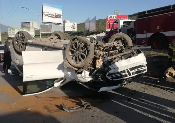 Vuelca camioneta en San Pedro