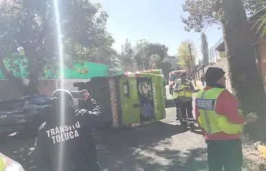 Caos en Toluca tras volcadura de una ambulancia