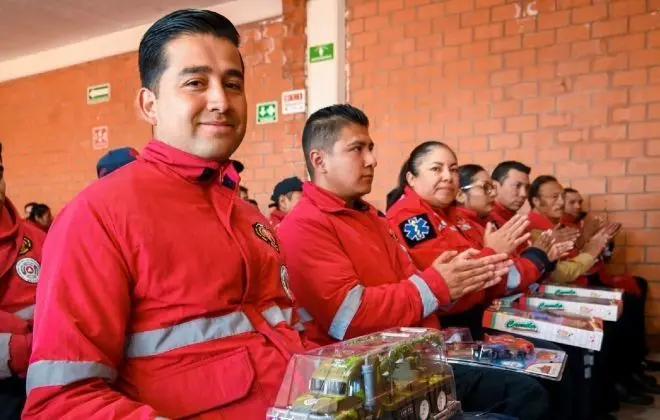 Alcalde de Toluca entrega juguetes a los Reyes Magos Bomberos. Foto: Juan Maccise 