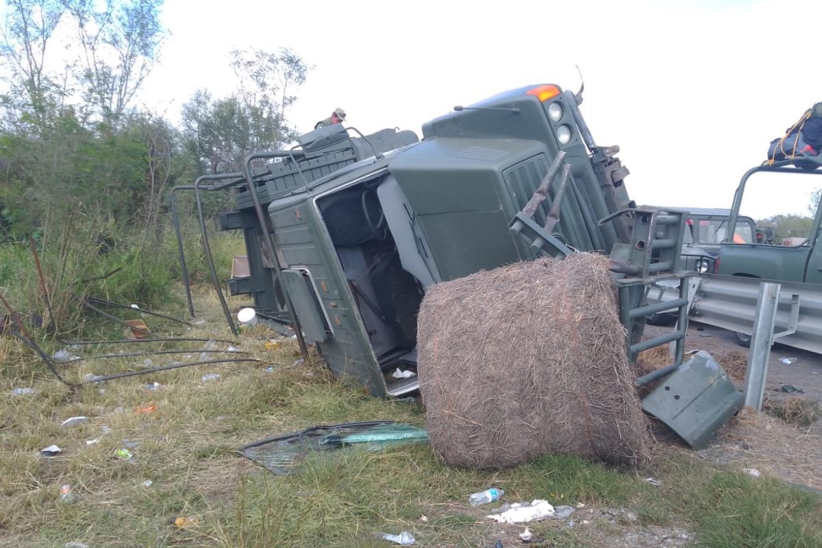 Vuelca camión de la SEDENA en la carretera Victoria- Monterrey